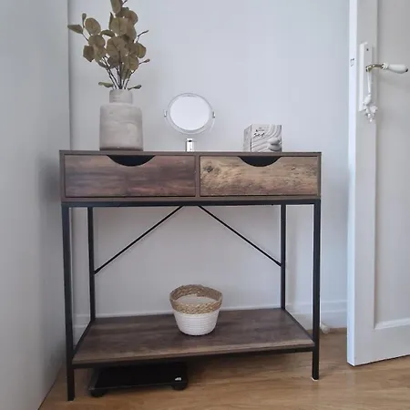 Center Charming Two Bedroom Apartmán